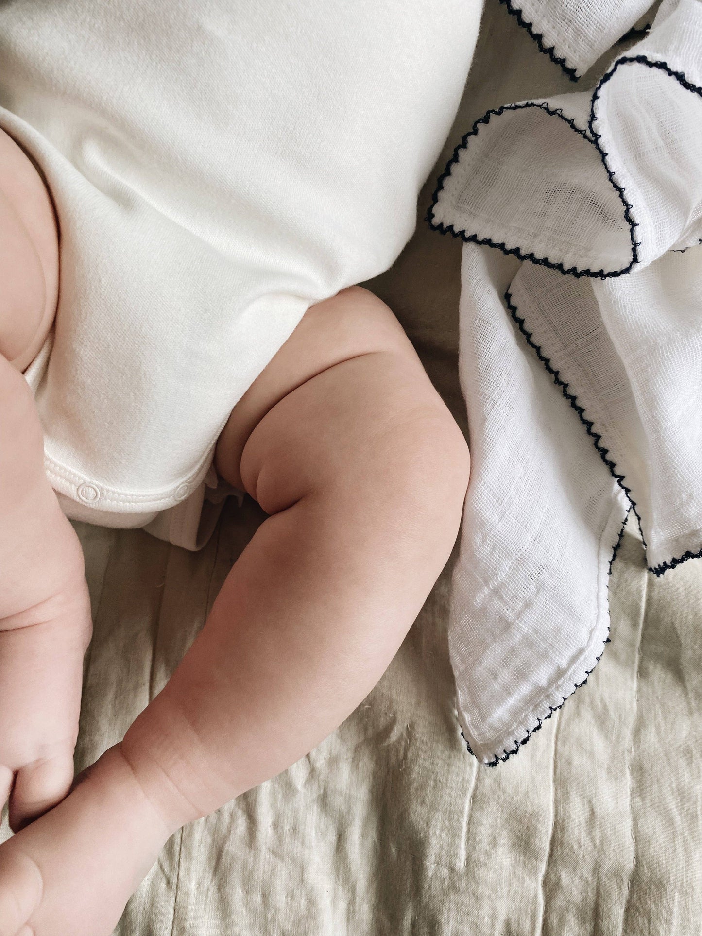 Muslin med hæklet rør - Navy Blue Piping