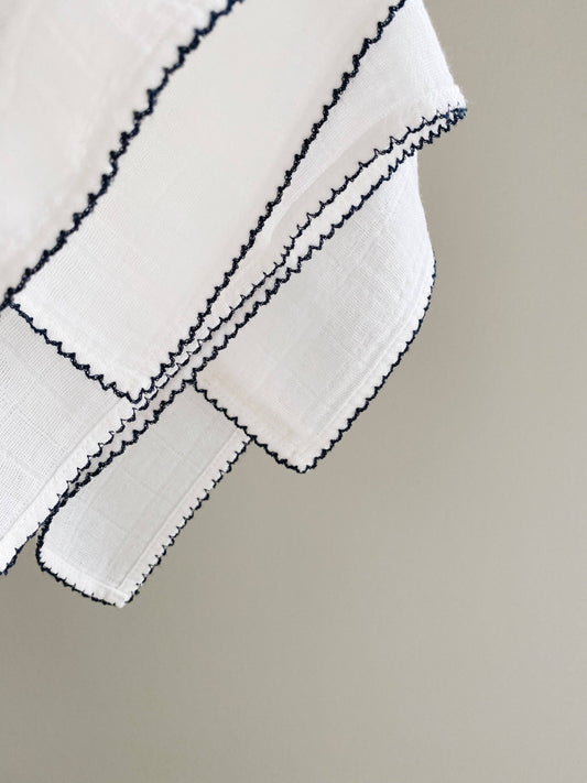 Muslin med hæklet rør - Navy Blue Piping